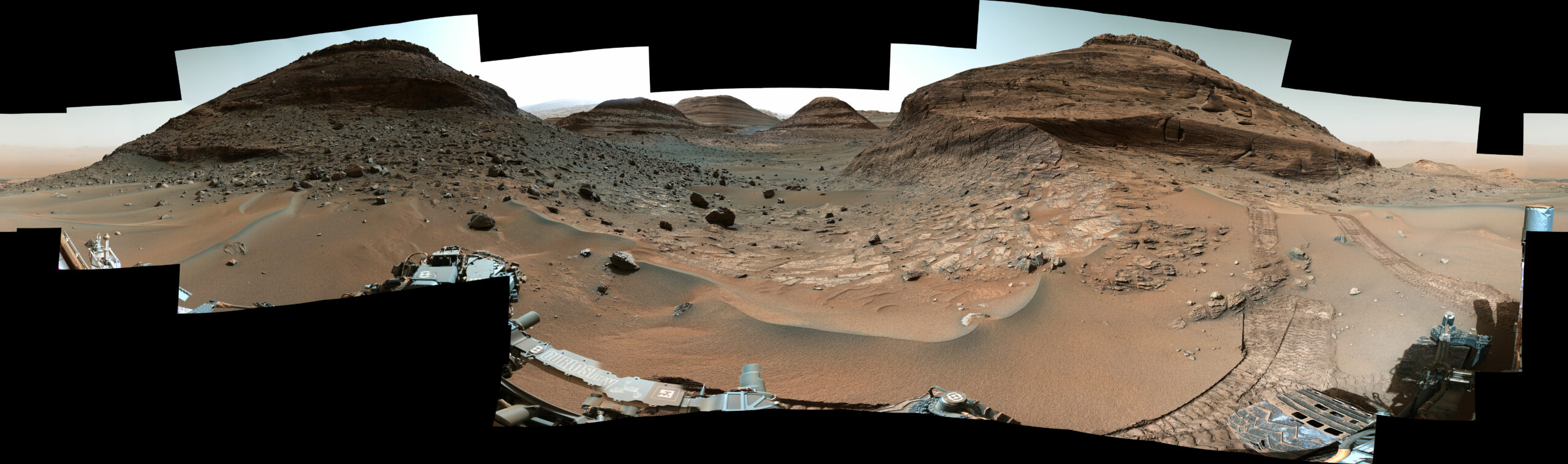 Вид Curiosity на перевал Paraitepuy: Марсоход НАСА Curiosity использовал свою мачтовую камеру, или Mastcam, для съемки этой панорамы во время движения к центру этой сцены, области, которая образует узкий "перевал Paraitepuy" 14 августа, на 3563-й марсианский день, или сол, миссии.