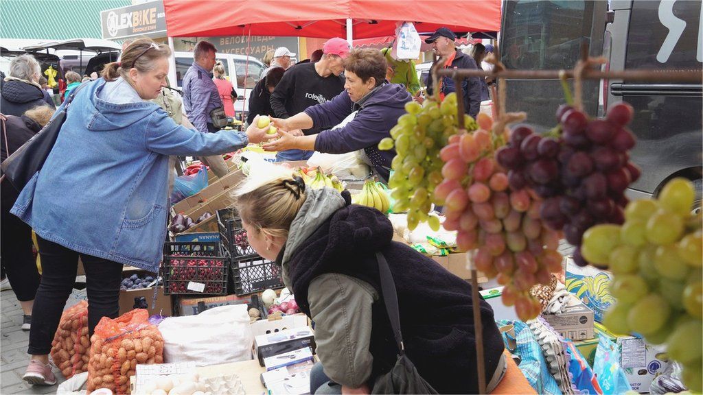 Vegetables are cheaper, but meat, cheese and milk have doubled in price - street market in Melitopol, 10 September 2022