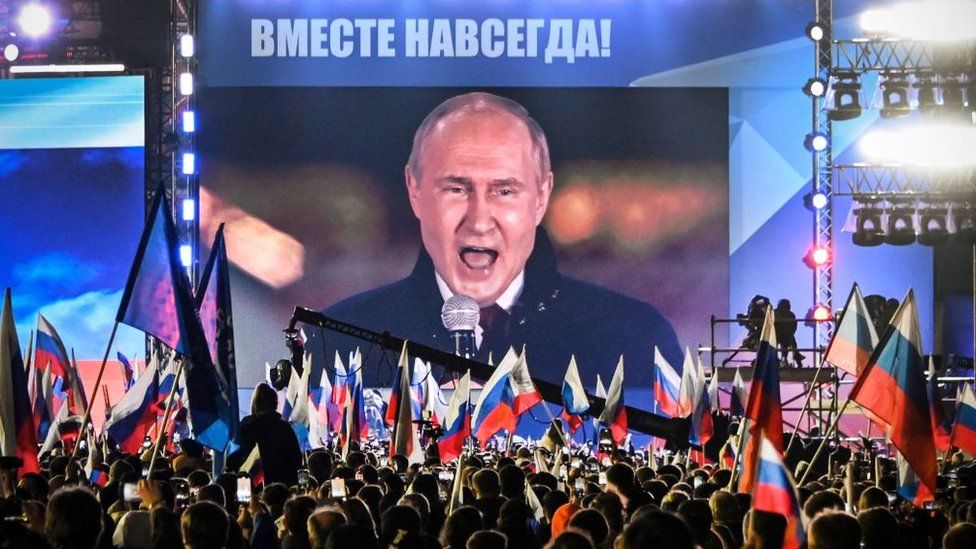 россия: Хуйло путин выступает перед толпой в москве со словами "Вместе навсегда" в верхней части экрана.