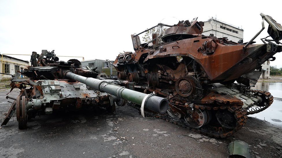 Эти уничтоженные российские танки находятся возле недавно отвоеванного города Лайман
