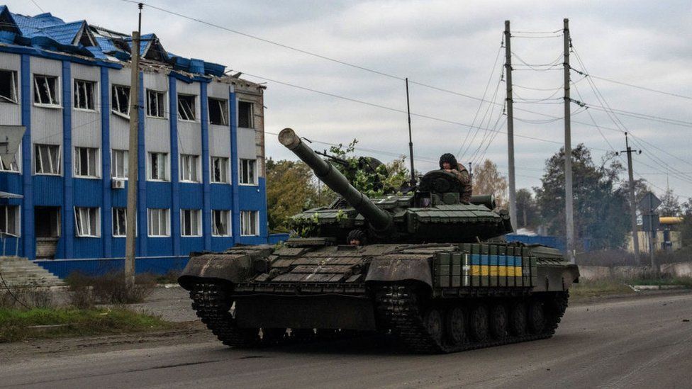 A Ukrainian tank advances in Bakhmut