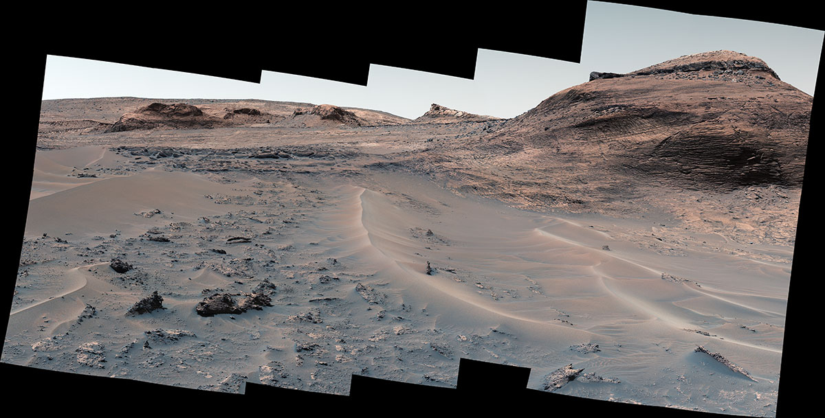 Вид на песчаные хребты и "Боливар": Марсоход НАСА Curiosity использовал свою мачтовую камеру, или Mastcam, для съемки этой панорамы холма по прозвищу "Боливар" и прилегающих песчаных гряд 23 августа, на 3572-й марсианский день, или сол, миссии.