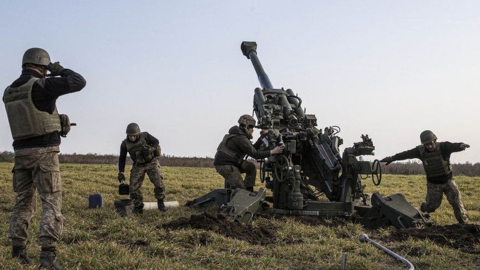 Ukrainian artillery troops firing near Kherson