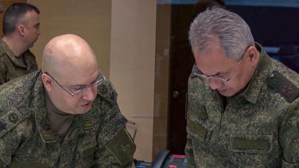 суровикин (слева) сказал, что вывод войск с Херсона по приказу министра обороны (справа) был трудным решением