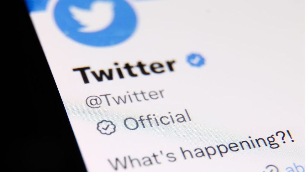 Телефон с логотипом Twitter, новым официальным значком и фразой "что происходит"