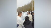 China Covid: гневные протесты на гигантском заводе iPhone в Чжэнчжоу