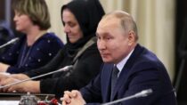 Война на Украине: Путин говорит матерям российских солдат, что разделяет их боль