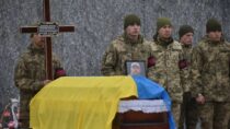 Война на Украине: помощник Зеленского сообщил о 13 000 погибших на войне