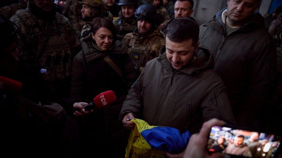 Before leaving for the US, Zelensky visited the frontline city of Bakhmut on Tuesday. Soldiers presented him with a national flag, and asked him to pass it on to President Biden