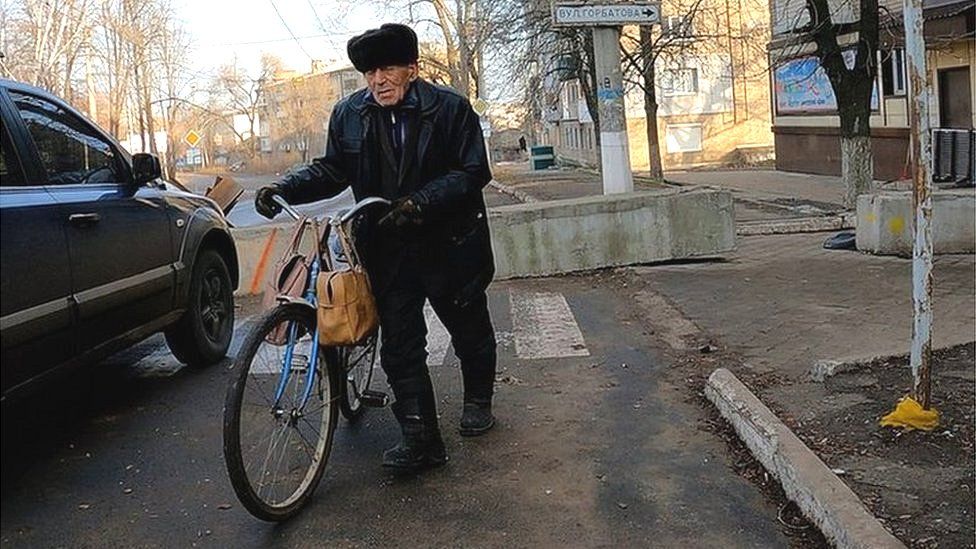 Many of those remaining in Bakhmut are elderly, like 86-year-old Anatolay, and searching for food