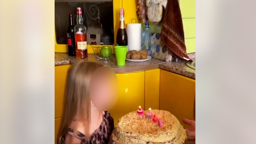 На видео, опубликованном в Интернете, видно, как семья празднует день рождения на той же самой кухне