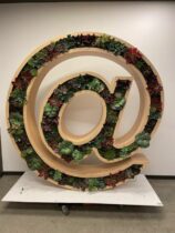 Twitter выставил на аукцион статую птицы и другую офисную мебель