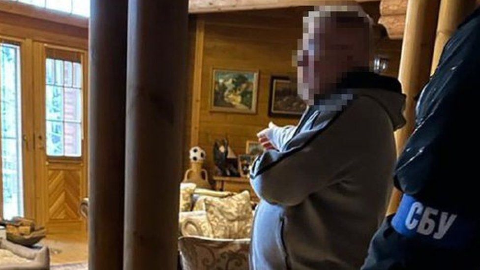 Служба безопасности Украины опубликовала фотографии Коломойского, на которых он запечатлен во время обыска в своем доме.