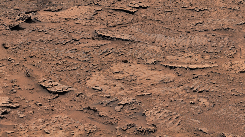 Рифленые текстуры горных пород: Миллиарды лет назад волны на поверхности мелкого озера взбаламутили осадок на его дне. Со временем осадок сформировался в породы с рябой текстурой, которые являются самым четким свидетельством волн и воды, когда-либо обнаруженным марсоходом НАСА Curiosity.