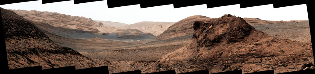 Вид на долину Гедиз: Марсоход НАСА Curiosity с помощью своей маска-камеры сделал эту мозаику долины Гедиз 7 ноября 2022 года, на 3646-й марсианский день, или сол, миссии. 