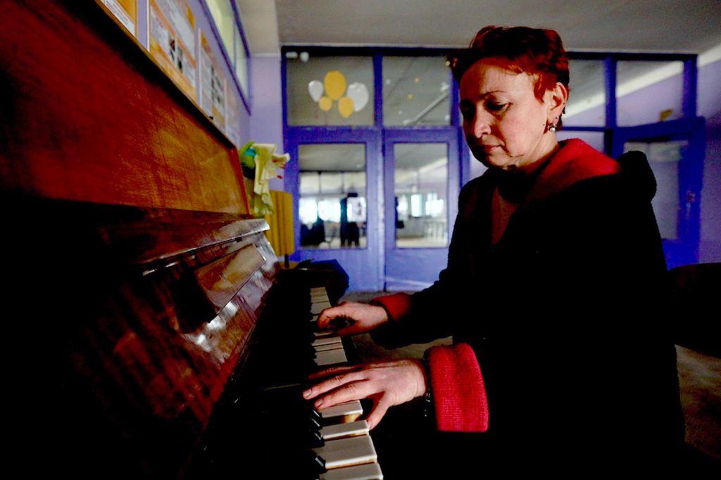 Преподаватель фортепиано Ирина Бабкина - одна из 200 жителей Великой Новосилки, где раньше проживало 10 000 человек.
