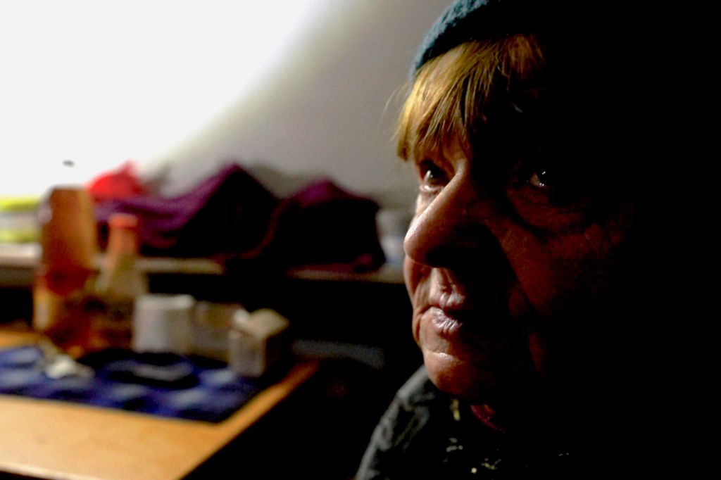 Мария Васильевна говорит, что ее муж был слишком болен, чтобы пойти в убежище, и истек кровью после обстрела российской бомбы