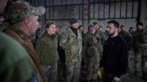 Война в Украине: Зеленский посещает линию фронта под Бахмутом, поскольку россия нацеливается на города