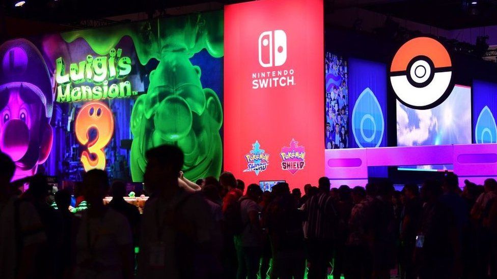 Gaming fans play wait in long lines to play new Nintendo Switch games at E3 2019