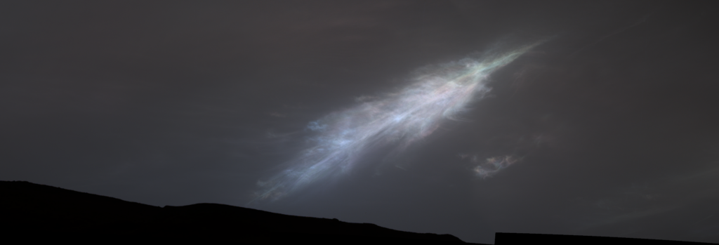 Curiosity наблюдает радужное облако в форме пера: Это радужное облако в форме пера было запечатлено сразу после захода солнца 27 января 2023 года, на 3724-й марсианский день, или сол, миссии Curiosity.