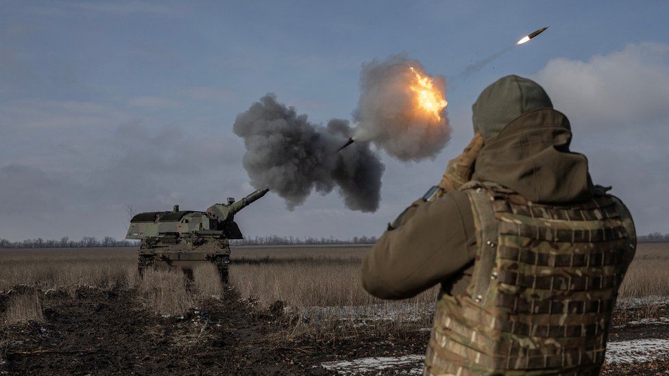 Ukrainian soldiers fire a German howitzer Panzerhaubitze 2000