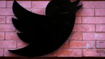 Сокращение персонала в Twitter оставило без внимания российских троллей