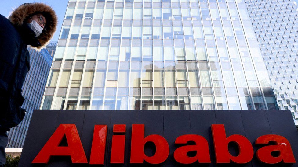 Логотип компании Alibaba Group в офисе в Пекине, Китай.