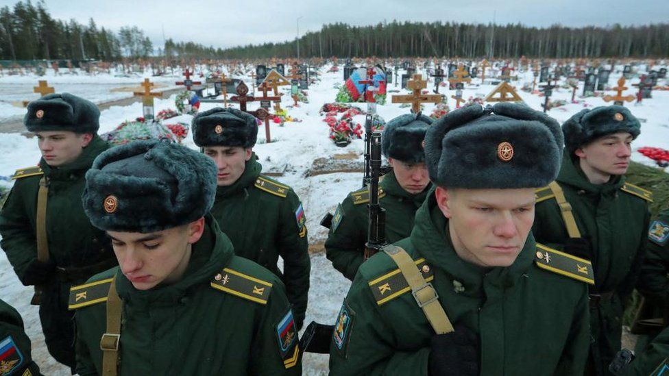 Война в Украине: утечки из Пентагона свидетельствуют о распрях россии из-за числа погибших 1 Пентагон. Наемники Вагнера погибли в большом количестве в битве за Бахмут - эти военные курсанты присутствуют на похоронах наемника