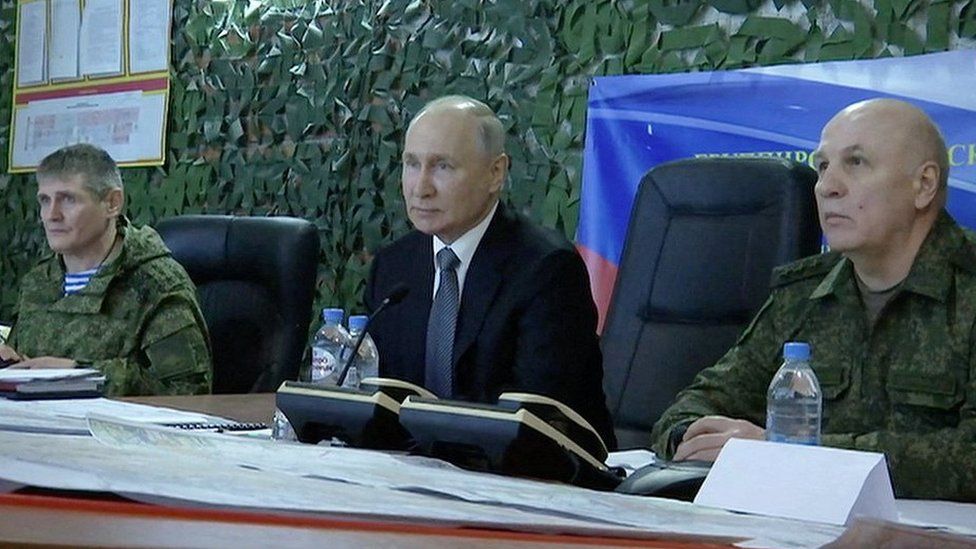 Vladimir Putin with Col Gen Mikhail Teplinsky (left) and Col Gen Oleg Makarevich (right)