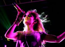 Граймс говорит, что любой может использовать ее голос для песен, созданных искусственным интеллектом