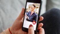 Слайды Tinder оставили о россии через год после вторжения