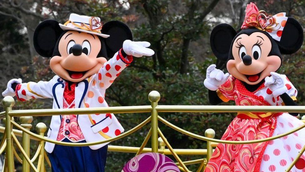 Performers dressed Minnie and Mickey Mouse.