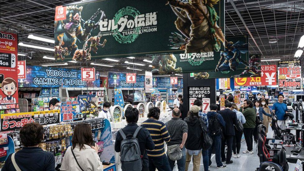 Люди стоят в очереди, чтобы купить игру Tears of the Kingdom из серии Legend of Zelda в Токио 12 мая 2023 года