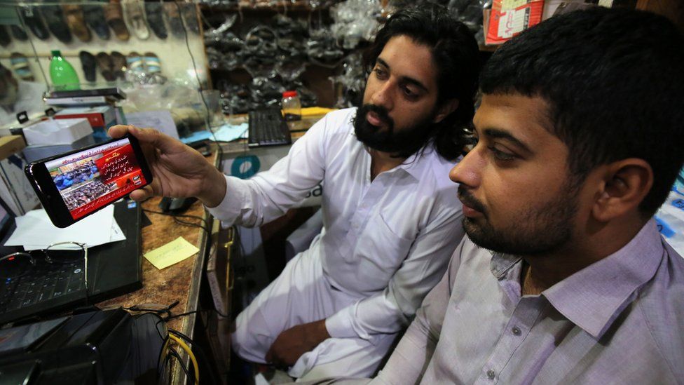 People increasingly get their news online in Pakistan