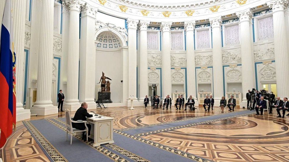 За несколько дней до вторжения российское телевидение транслировало заседание совета безопасности путина, состоящего из 30 членов.