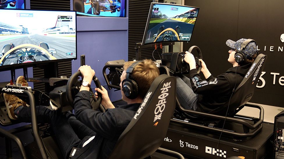 Сложная система управления для спортивной F1 создана так, чтобы напоминать настоящую кабину пилота