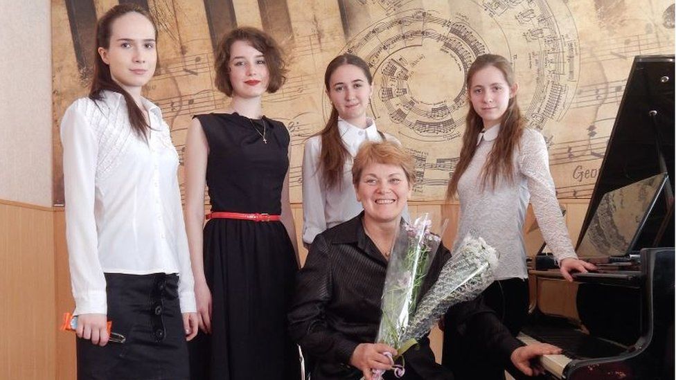 Наталья Путря (сидит) преподавала фортепиано в Бахмутском училище культуры и искусств до полномасштабного вторжения россии