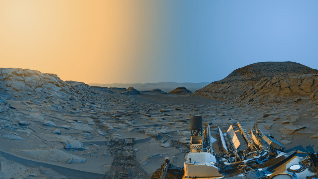 Открытка Curiosity "Долина маркерной полосы": Марсоход НАСА Curiosity использовал свои черно-белые навигационные камеры для съемки панорам в двух временах суток 8 апреля 2023 года.