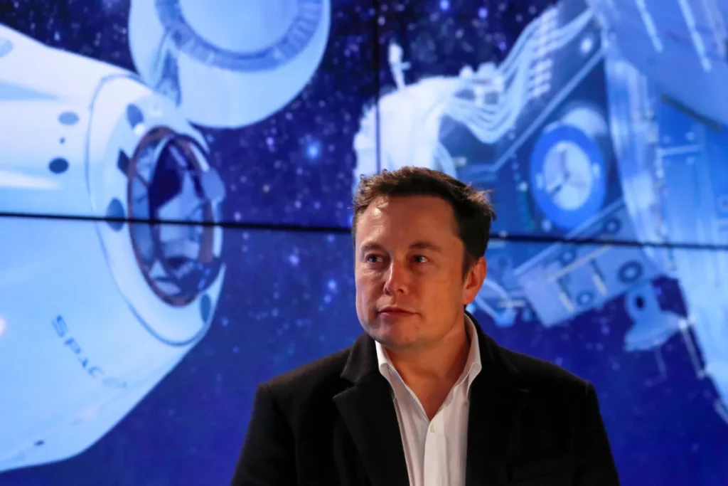 Илон Маск, основатель и генеральный директор компании SpaceX, во время испытательного полета ракеты Falcon 9 на мысе Канаверал (штат Флорида) в 2019 году.