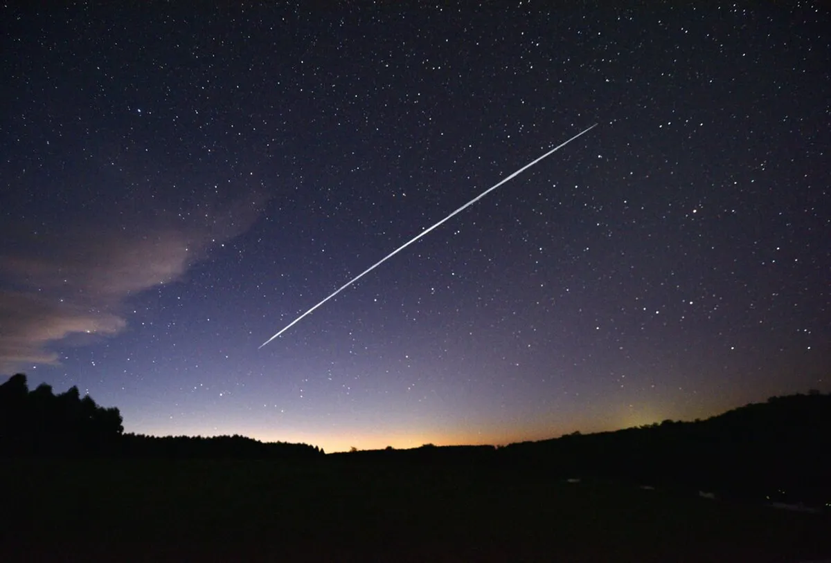Илон Маск, запустив Starlink, поднял тревогу по поводу мирового спутникового господства 7 Цепочка спутников Starlink компании SpaceX прошла над городом Капилья-дель-Саус в центральной части Уругвая в 2021 году