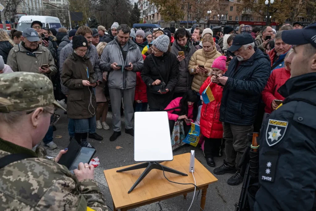 Украинцы выстроились в очередь за доступом к интернету от Starlink на главной площади Херсона в ноябре после того, как россияне взорвали вышку связи и доступ к электричеству и воде на выезде из города