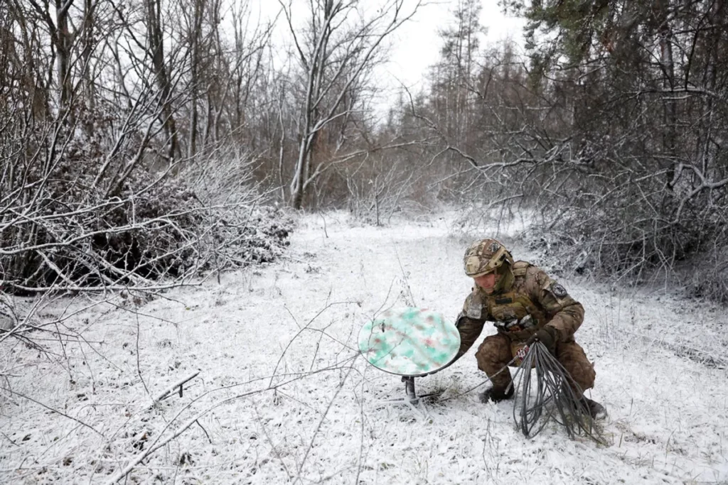 Украинский солдат со спутниковой связью Starlink на линии фронта в Кременной, Украина, в январе