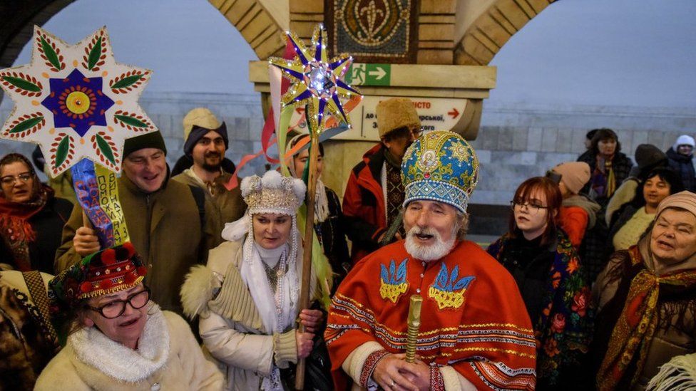 Многие украинцы, как и эти люди в киевском метро, встретили Рождество Христово в убежищах на фоне продолжающихся российских атак