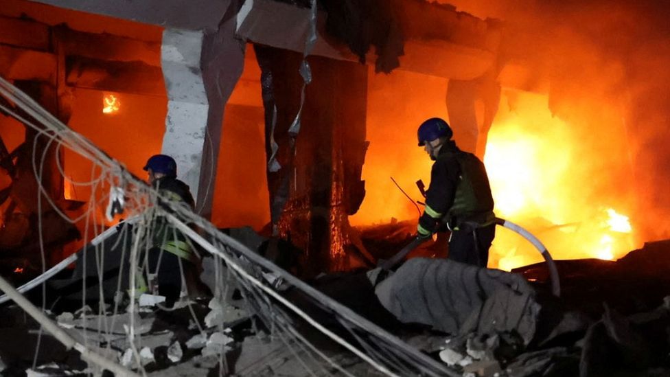 Пожарные работают на месте здания в Днепре, поврежденного в результате российского ракетного удара