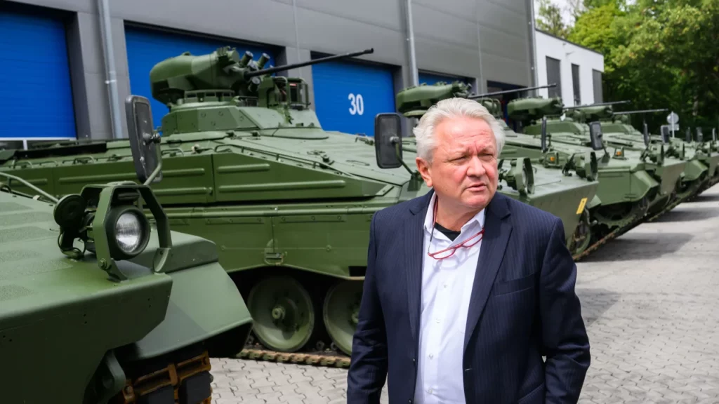 Армин Паппергер, генеральный директор компании Rheinmetall, стоит перед отремонтированными боевыми машинами пехоты Marder во время экскурсии по заводу компании в Унтерлуэссе (Нижняя Саксония, Германия) 14 июля 2022 г.