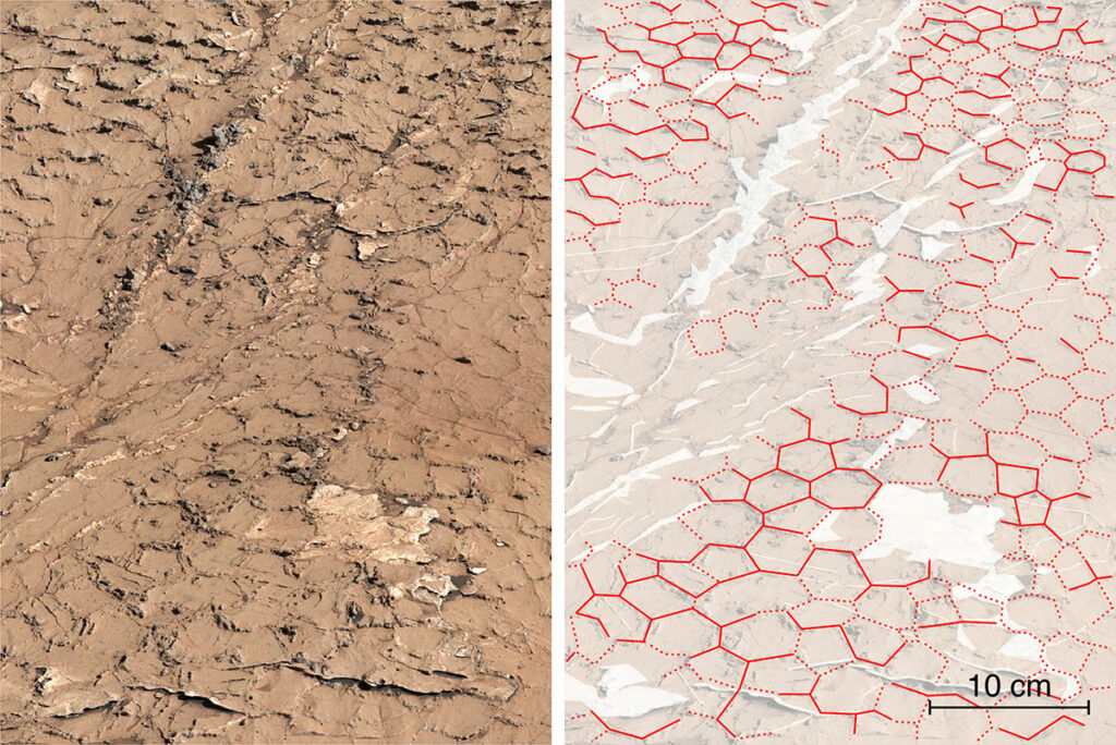 Curiosity рассматривает грязевые трещины в области глинисто-сульфатного перехода: Крупный план панорамы, снятой маст-камерой Curiosity в районе "Понтурс", позволяет увидеть шестиугольные узоры, выделенные красным цветом на этом же снимке (справа), которые свидетельствуют о том, что эти грязевые трещины образовались после многочисленных циклов увлажнения и высыхания, продолжавшихся в течение многих лет.