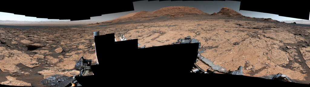 Крупный план гексагональных узоров в грязевых трещинах: Крупный план панорамы, снятой маст-камерой Curiosity в районе "Понтурс", позволяет увидеть шестиугольные узоры, выделенные красным цветом на этом же снимке (справа), которые свидетельствуют о том, что эти грязевые трещины образовались после многочисленных циклов увлажнения и высыхания, продолжавшихся в течение многих лет. 