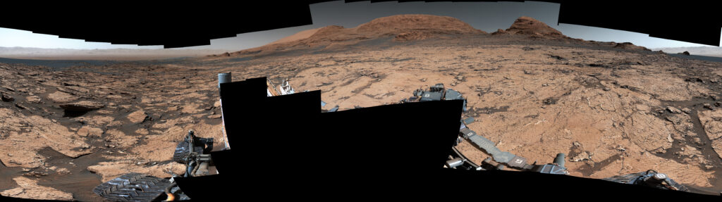 Трещины в древней марсианской грязи удивили команду NASA Curiosity 1 Крупный план гексагональных узоров в грязевых трещинах: Крупный план панорамы, снятой маст-камерой Curiosity в районе "Понтурс", позволяет увидеть шестиугольные узоры, выделенные красным цветом на этом же снимке (справа), которые свидетельствуют о том, что эти грязевые трещины образовались после многочисленных циклов увлажнения и высыхания, продолжавшихся в течение многих лет.