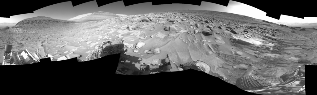 Curiosity просматривает свои следы с помощью навигационной камеры: Аппарат NASA Curiosity оставил несколько наборов следов, где ровер столкнулся с неисправностью или неожиданной остановкой в середине движения при попытке совершить самый сложный подъем: склон с резким 23-градусным уклоном, скользкий песок и камни размером с колесо.