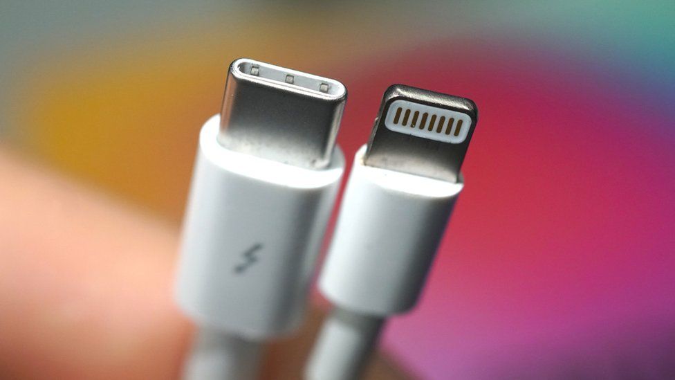 Некоторые устройства Apple, такие как iPad Pro и ноутбуки Mac, используют порт USB-C. (слева), когда iPhone использует Lightning (справа)